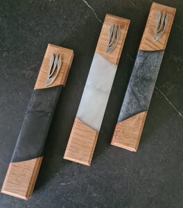 מזוזה מעץ בשילוב אפוקסי – עיצוב יוקרתי ומודרני