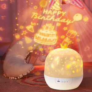 מנורת הקרנה מסתובבת בעיצוב כתר - תאורת לילה קסומה לחדר שינה עם שלטי הקרנה, מתנה מושלמת לילדים